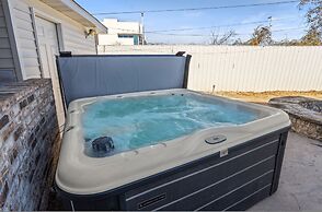 Spacious Lakefront View With Hot Tub and Pool NH