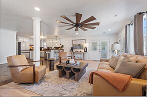 Spacious Lakefront View With Hot Tub and Pool NH