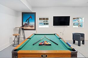 Spacious Lakefront View With Hot Tub and Pool NH