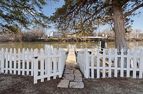 Spacious Lakefront View With Hot Tub and Pool NH