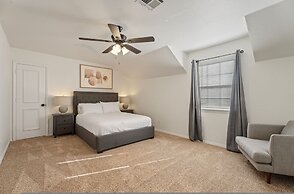 Spacious Lakefront View With Hot Tub and Pool NH