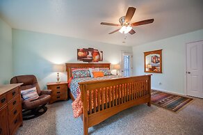 Home In The Pines Near Downtown w Hottub