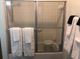 Home In The Pines Near Downtown w Hottub