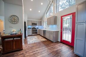 Home In The Pines Near Downtown w Hottub