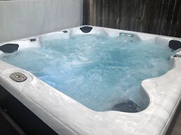 Home In The Pines Near Downtown w Hottub