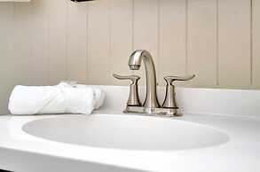 Stones Throw Beachside Bungalow 2 AT THE Beach