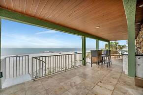 Stones Throw Beachfront Premier Suite 4 Views