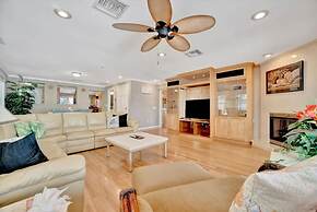 Stones Throw Beachfront Premier Suite 4 Views