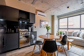 w Majestic 1BR w Great Pool in Centriqo