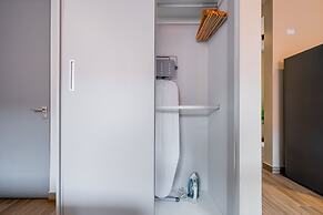 w Majestic 1BR w Great Pool in Centriqo