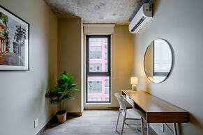 w Majestic 1BR w Great Pool in Centriqo