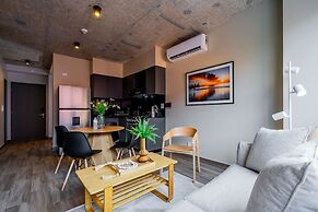 w Majestic 1BR w Great Pool in Centriqo