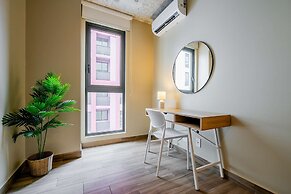 w Majestic 1BR w Great Pool in Centriqo