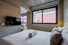 w Majestic 1BR w Great Pool in Centriqo