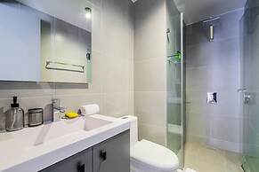 w Majestic 1BR w Great Pool in Centriqo