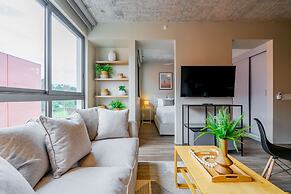 w Majestic 1BR w Great Pool in Centriqo