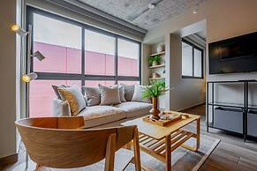 w Majestic 1BR w Great Pool in Centriqo