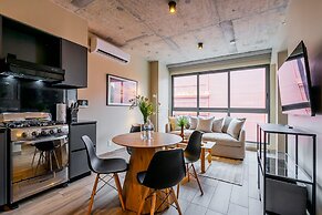 w Majestic 1BR w Great Pool in Centriqo