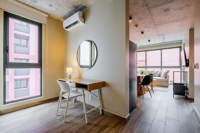 w Majestic 1BR w Great Pool in Centriqo