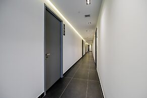 w Majestic 1BR w Great Pool in Centriqo