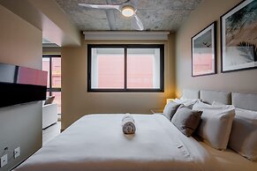 w Majestic 1BR w Great Pool in Centriqo