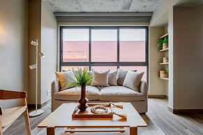 w Majestic 1BR w Great Pool in Centriqo