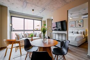 w Majestic 1BR w Great Pool in Centriqo