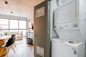 w Majestic 1BR w Great Pool in Centriqo