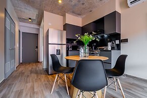 w Majestic 1BR w Great Pool in Centriqo