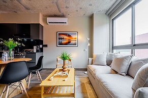 w Majestic 1BR w Great Pool in Centriqo