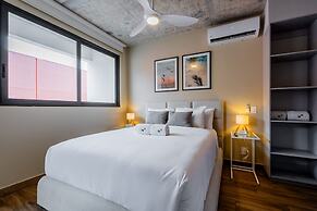 w Majestic 1BR w Great Pool in Centriqo