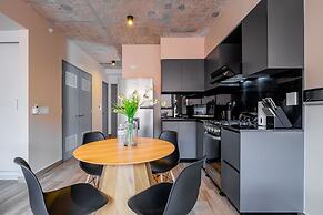 w Majestic 1BR w Great Pool in Centriqo