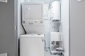 w Majestic 1BR w Great Pool in Centriqo