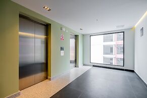 w Majestic 1BR w Great Pool in Centriqo