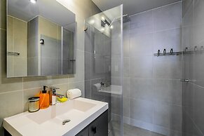 w Majestic 1BR w Great Pool in Centriqo