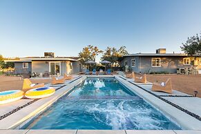 Sunset Grove Two Beautiful Homes w Private Pool