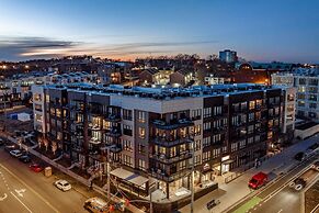 Prime Walkable Midtown Location Pool Gym Outlaw s Den by Avantstay