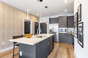 Prime Walkable Midtown Location Pool Gym Outlaw s Den by Avantstay