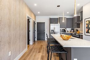 Prime Walkable Midtown Location Pool Gym Outlaw s Den by Avantstay