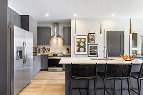 Prime Walkable Midtown Location Pool Gym Outlaw s Den by Avantstay