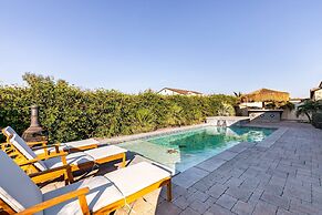 Luxe Indio Stay w Pool Tiki Bar Fire Pit Near Coachella Longfellow