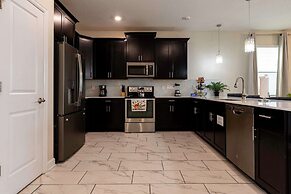 Luxury 9BR Villa Poolside Bliss n Pool Table Fun