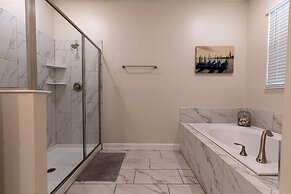 Luxury 9BR Villa Poolside Bliss n Pool Table Fun