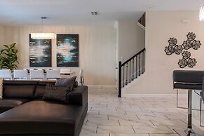 Luxury 9BR Villa Poolside Bliss n Pool Table Fun