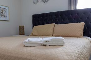 Luxury 9BR Villa Poolside Bliss n Pool Table Fun