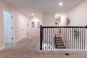 Luxury 9BR Villa Poolside Bliss n Pool Table Fun