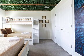 Luxury 9BR Villa Poolside Bliss n Pool Table Fun