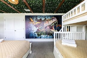 Luxury 9BR Villa Poolside Bliss n Pool Table Fun