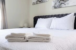 Luxury 9BR Villa Poolside Bliss n Pool Table Fun