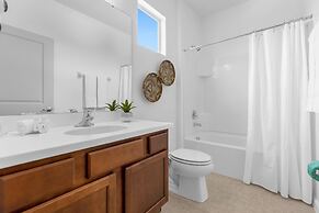 Upstay - Karaoke Mansion w Pool Cinema Themed Rooms